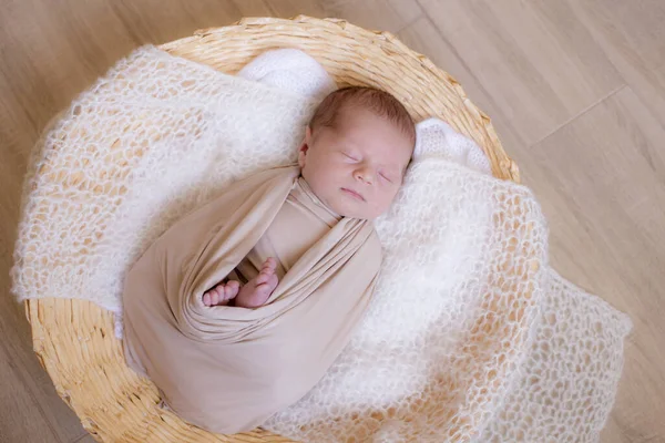 Leuke Kleine Baby Ligt Een Rieten Mandje Een Beige Gebreide — Stockfoto