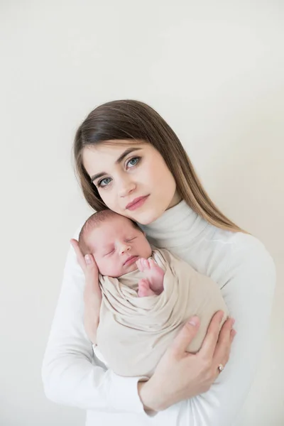 Feliz Madre Joven Con Pelo Oscuro Sostiene Bebé Sus Brazos —  Fotos de Stock