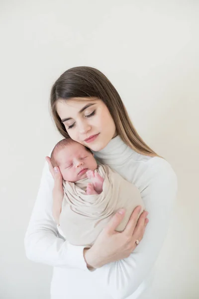 Feliz Madre Joven Con Pelo Oscuro Sostiene Bebé Sus Brazos —  Fotos de Stock