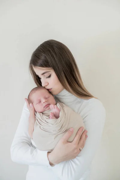 Šťastná Mladá Matka Tmavými Vlasy Drží Dítě Náručí Béžové Plence — Stock fotografie