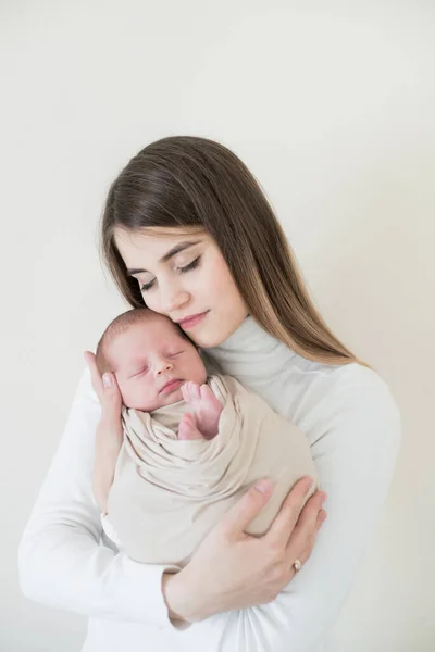 Happy Young Mother Dark Hair Holds Baby Her Arms Beige — Stock Photo, Image