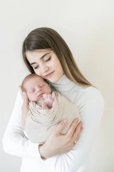 Feliz Madre Joven Con Pelo Oscuro Sostiene Bebé Sus Brazos —  Fotos de Stock