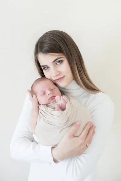 Feliz Madre Joven Con Pelo Oscuro Sostiene Bebé Sus Brazos —  Fotos de Stock