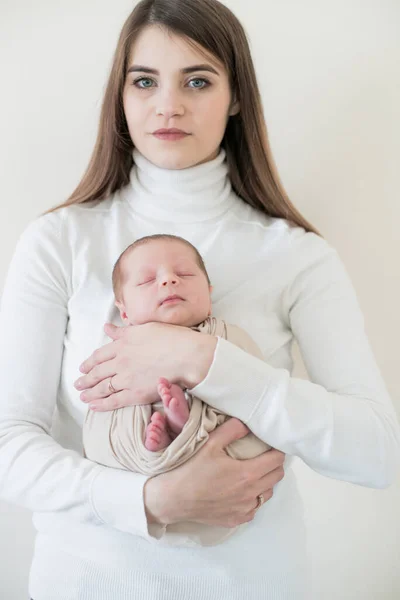 Feliz Madre Joven Con Pelo Oscuro Sostiene Bebé Sus Brazos —  Fotos de Stock