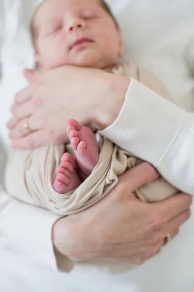 Siyah Saçlı Mutlu Genç Anne Bej Bezli Bir Bebeği Kollarında — Stok fotoğraf