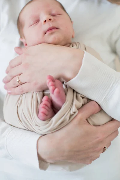 Vrolijke Jonge Moeder Met Donker Haar Houdt Een Baby Haar — Stockfoto