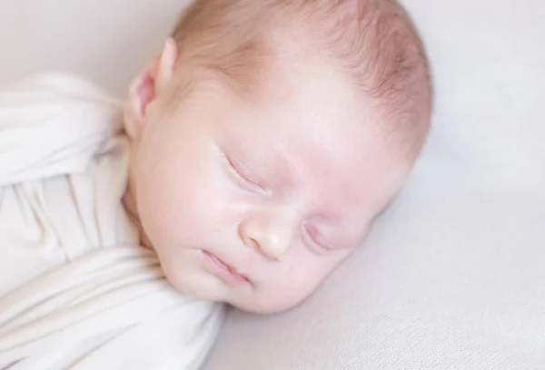 Leuke Kleine Baby Ligt Een Beige Gebreide Deken Het Bed — Stockfoto