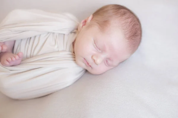 Mignon Petit Bébé Trouve Dans Une Couverture Tricotée Beige Sur — Photo