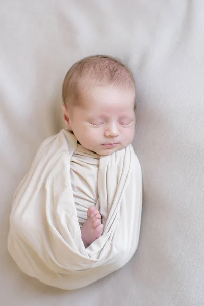 Leuke Kleine Baby Ligt Een Beige Gebreide Deken Het Bed — Stockfoto