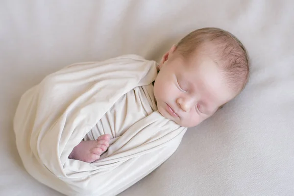 Χαριτωμένο Μωράκι Βρίσκεται Μια Μπεζ Πλεκτή Κουβέρτα Στο Κρεβάτι Στο — Φωτογραφία Αρχείου