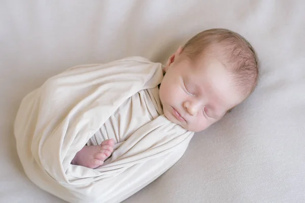 Leuke Kleine Baby Ligt Een Beige Gebreide Deken Het Bed — Stockfoto