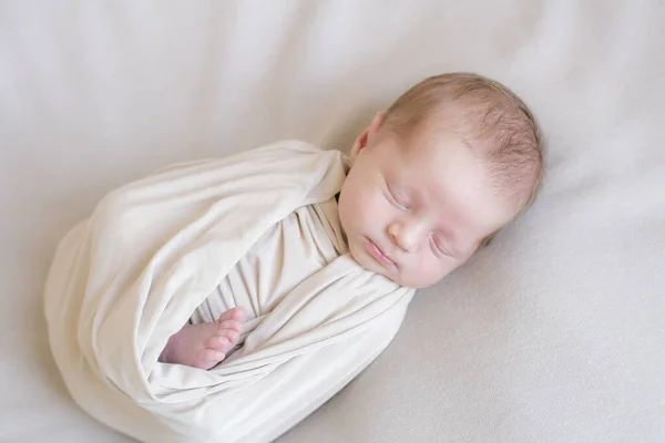 Leuke Kleine Baby Ligt Een Beige Gebreide Deken Het Bed — Stockfoto