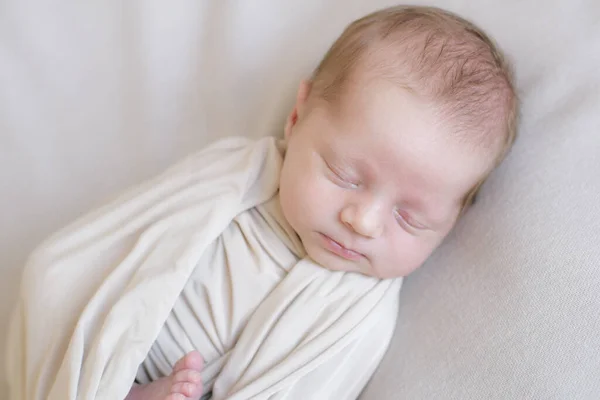 Leuke Kleine Baby Ligt Een Beige Gebreide Deken Het Bed — Stockfoto