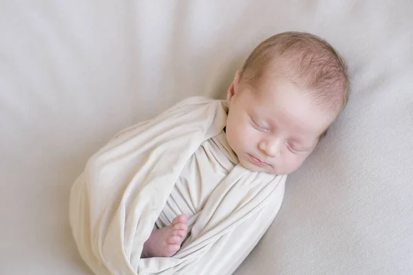 かわいい赤ん坊は家のベッドの上のベージュの編んだ毛布にある 夏の気分 幸せな子供時代 — ストック写真