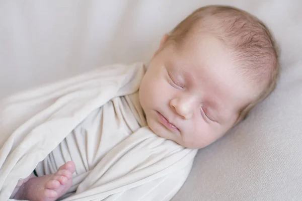 Mignon Petit Bébé Trouve Dans Une Couverture Tricotée Beige Sur — Photo