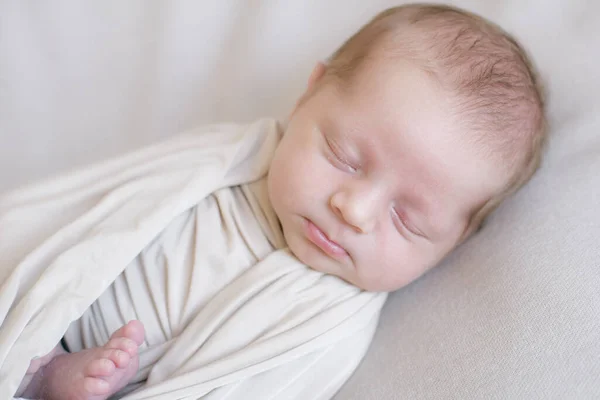 Carino Bambino Trova Una Coperta Maglia Beige Sul Letto Casa — Foto Stock