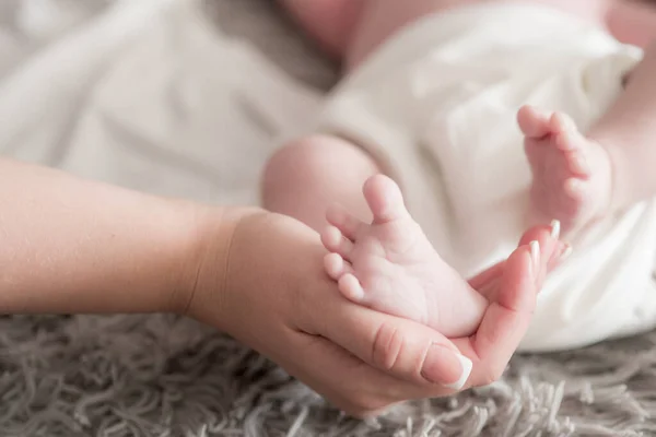 Annelik Elleri Evde Bebek Bacaklarını Yatakta Tutuyor Mutlu Sağlıklı Annelik — Stok fotoğraf