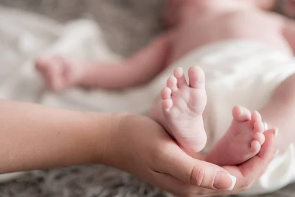 Annelik Elleri Evde Bebek Bacaklarını Yatakta Tutuyor Mutlu Sağlıklı Annelik — Stok fotoğraf