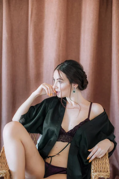 Young Attractive Girl Dark Hair Black Silk Robe Boudoir Setting — Stock Photo, Image