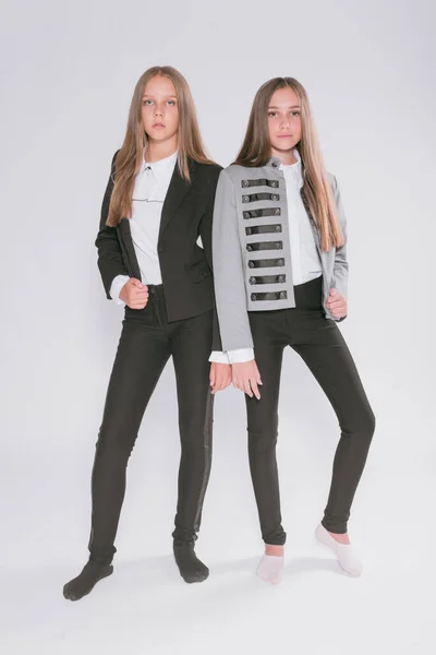 Due Studentesse Ragazze Carine Uniforme Scolastica Alla Moda Uno Sfondo — Foto Stock