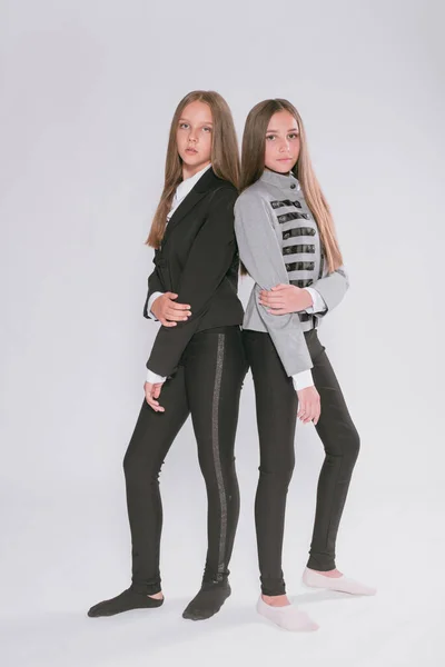 Due Studentesse Ragazze Carine Uniforme Scolastica Alla Moda Uno Sfondo — Foto Stock