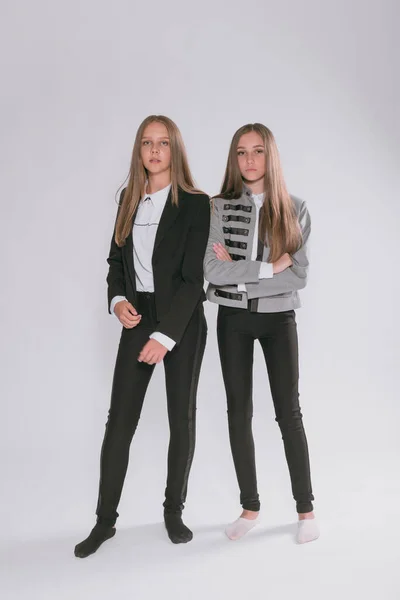 Deux Jolies Écolières Dans Uniforme Scolaire Mode Sur Fond Blanc — Photo