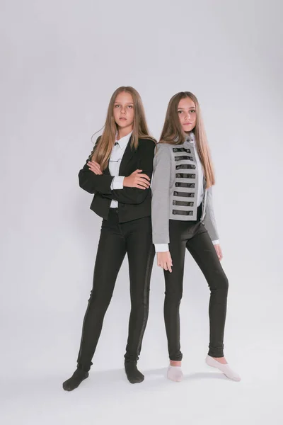 Deux Jolies Écolières Dans Uniforme Scolaire Mode Sur Fond Blanc — Photo