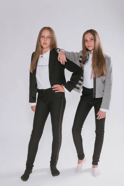 两个穿着白底时髦校服的可爱女生 学校时尚 儿童学校时尚服装 — 图库照片