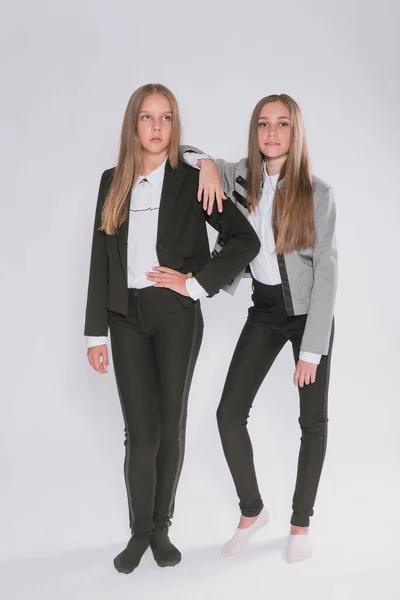 Dos Chicas Lindas Colegialas Uniforme Escolar Moda Sobre Fondo Blanco — Foto de Stock