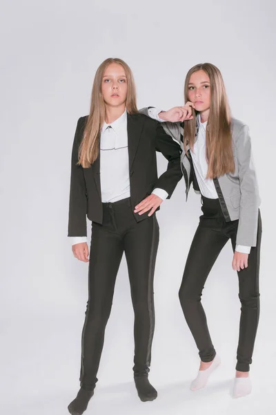 两个穿着白底时髦校服的可爱女生 学校时尚 儿童学校时尚服装 — 图库照片