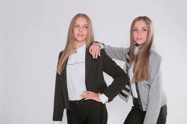 Deux Jolies Écolières Dans Uniforme Scolaire Mode Sur Fond Blanc — Photo