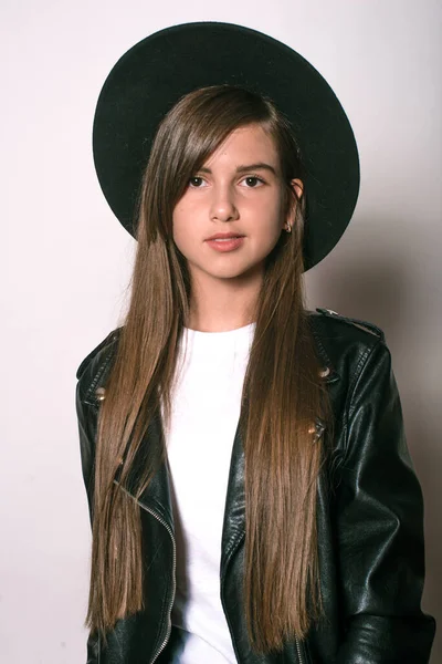 Uma Adolescente Uma Jaqueta Couro Moda Chapéu Uniforme Fundo Branco — Fotografia de Stock