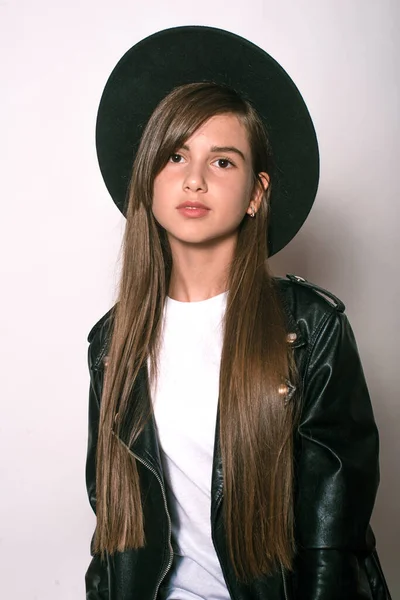 Una Adolescente Con Una Chaqueta Cuero Moda Sombrero Uniforme Sobre —  Fotos de Stock
