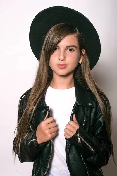 Девушка Подросток Модной Кожаной Куртке Шляпе Белом Фоне Подростковая Мода — стоковое фото