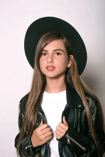 Una Adolescente Con Una Chaqueta Cuero Moda Sombrero Uniforme Sobre —  Fotos de Stock