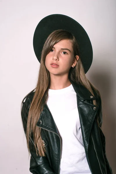 Une Adolescente Vêtue Une Veste Cuir Tendance Chapeau Uniforme Sur — Photo