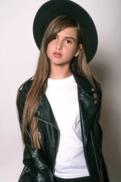 Une Adolescente Vêtue Une Veste Cuir Tendance Chapeau Uniforme Sur — Photo