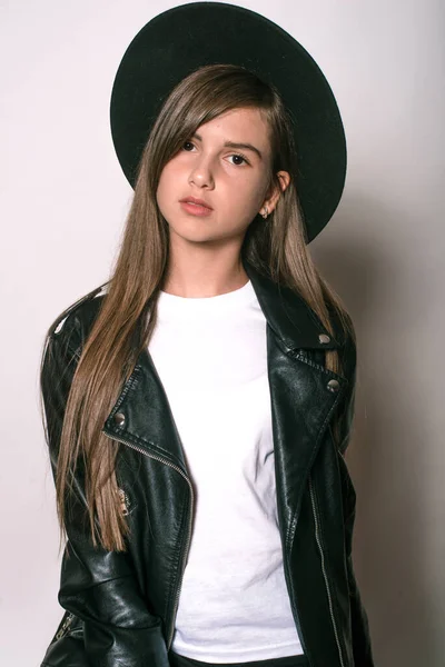 Une Adolescente Vêtue Une Veste Cuir Tendance Chapeau Uniforme Sur — Photo