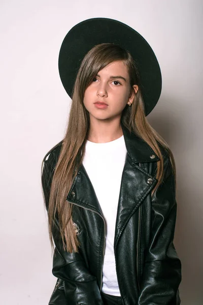 Une Adolescente Vêtue Une Veste Cuir Tendance Chapeau Uniforme Sur — Photo