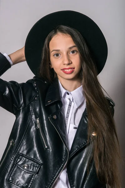 Une Adolescente Vêtue Une Veste Cuir Tendance Chapeau Uniforme Sur — Photo