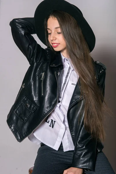 Uma Adolescente Uma Jaqueta Couro Moda Chapéu Uniforme Fundo Branco — Fotografia de Stock