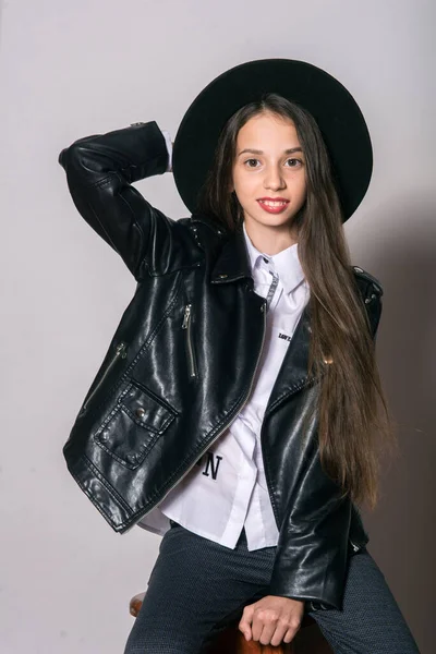 Uma Adolescente Uma Jaqueta Couro Moda Chapéu Uniforme Fundo Branco — Fotografia de Stock