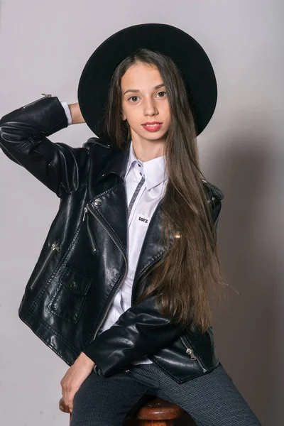一个穿着时髦皮夹克 头戴白色背景连帽的少女 青少年时代的时尚 街头时尚 美与时尚 — 图库照片