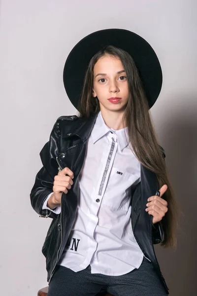 Une Adolescente Vêtue Une Veste Cuir Tendance Chapeau Uniforme Sur — Photo