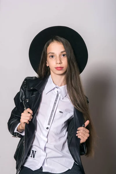 Uma Adolescente Uma Jaqueta Couro Moda Chapéu Uniforme Fundo Branco — Fotografia de Stock