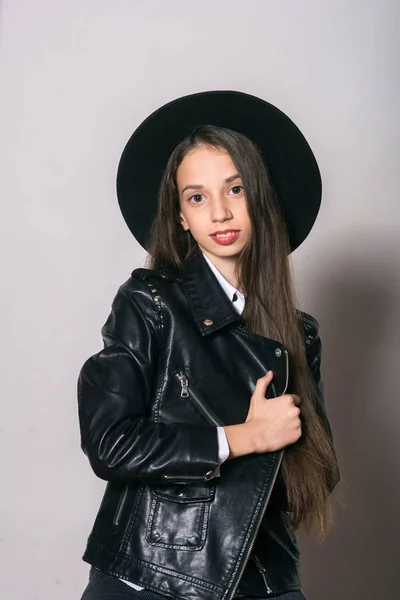 Una Adolescente Con Una Chaqueta Cuero Moda Sombrero Uniforme Sobre —  Fotos de Stock