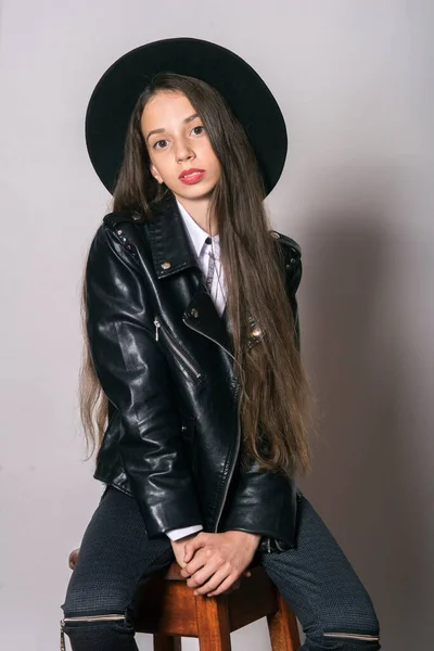 Una Adolescente Con Una Chaqueta Cuero Moda Sombrero Uniforme Sobre — Foto de Stock