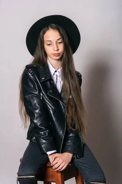 Una Adolescente Con Una Chaqueta Cuero Moda Sombrero Uniforme Sobre — Foto de Stock