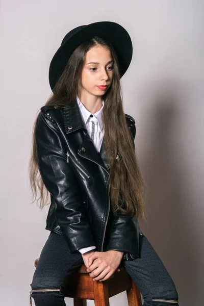 Uma Adolescente Uma Jaqueta Couro Moda Chapéu Uniforme Fundo Branco — Fotografia de Stock