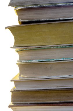 Eski kitaplar birbirinin üstüne beyaz bir arka plan üzerinde yalan